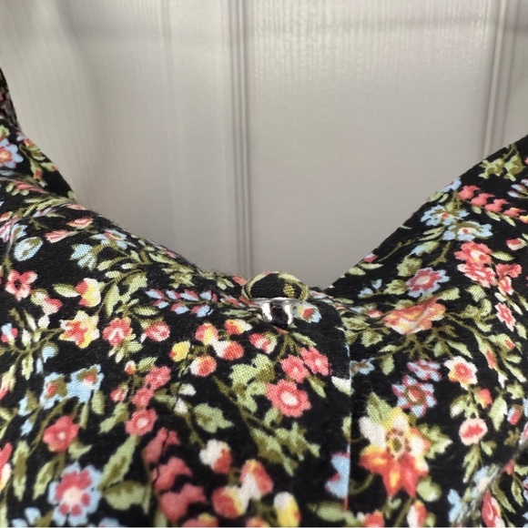 Abercrombie & Fitch Black Floral Fitted Crop Top Sleeveless Size Small GUC - Picture 2 of 5